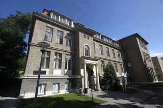Haus 23 auf dem Verwaltungscampus mit Sitz des Stadtarchivs (© Frank Daenzer)